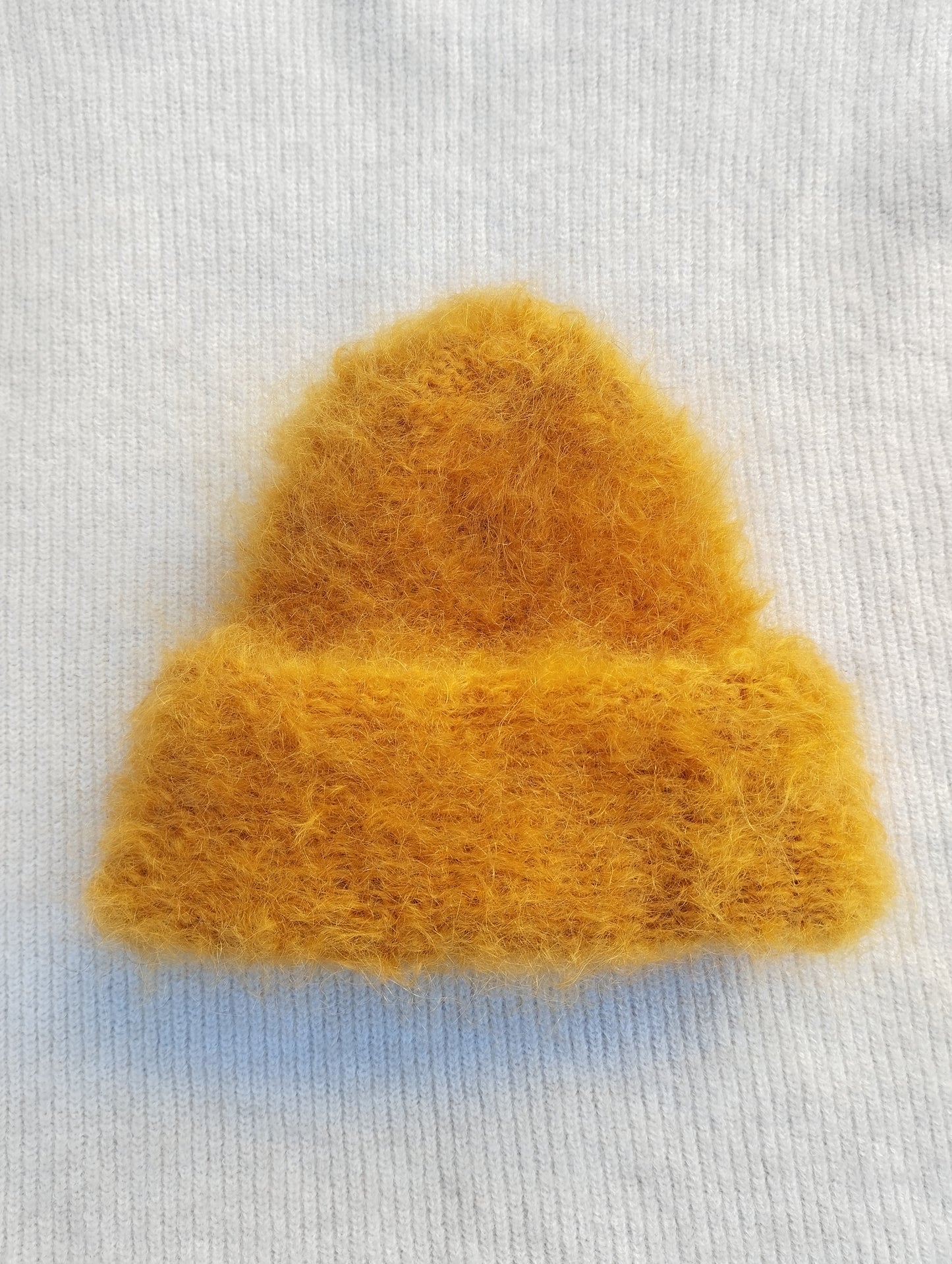 GORRO INVERNAL MOHAIR Y LANA COLOR MOSTAZA