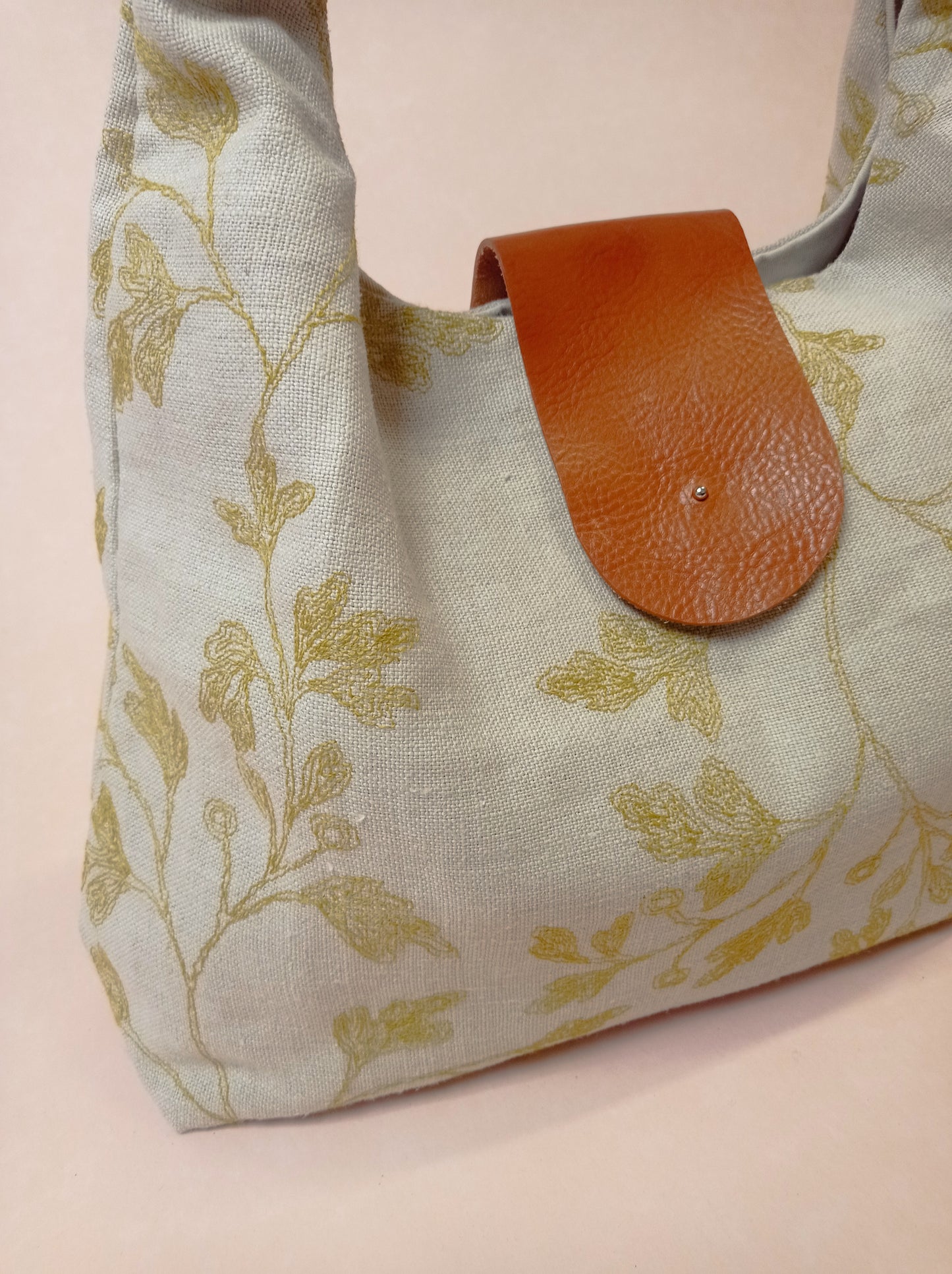 BOLSO SICILIA CRUDO FLORAL AMARILLO ASAS COLOR CAMEL