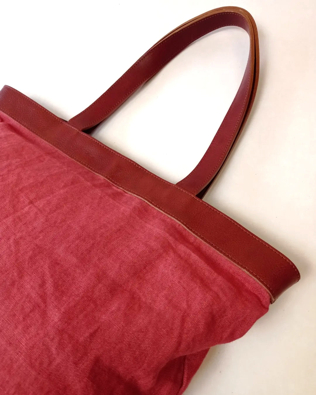 BOLSO ROMA ROJO ASAS COLOR HIERRO