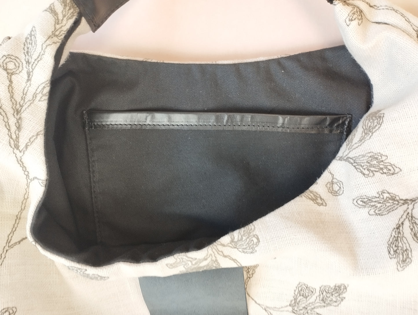 BOLSO SICILIA CRUDO FLORAL NEGRO ASAS COLOR NEGRO