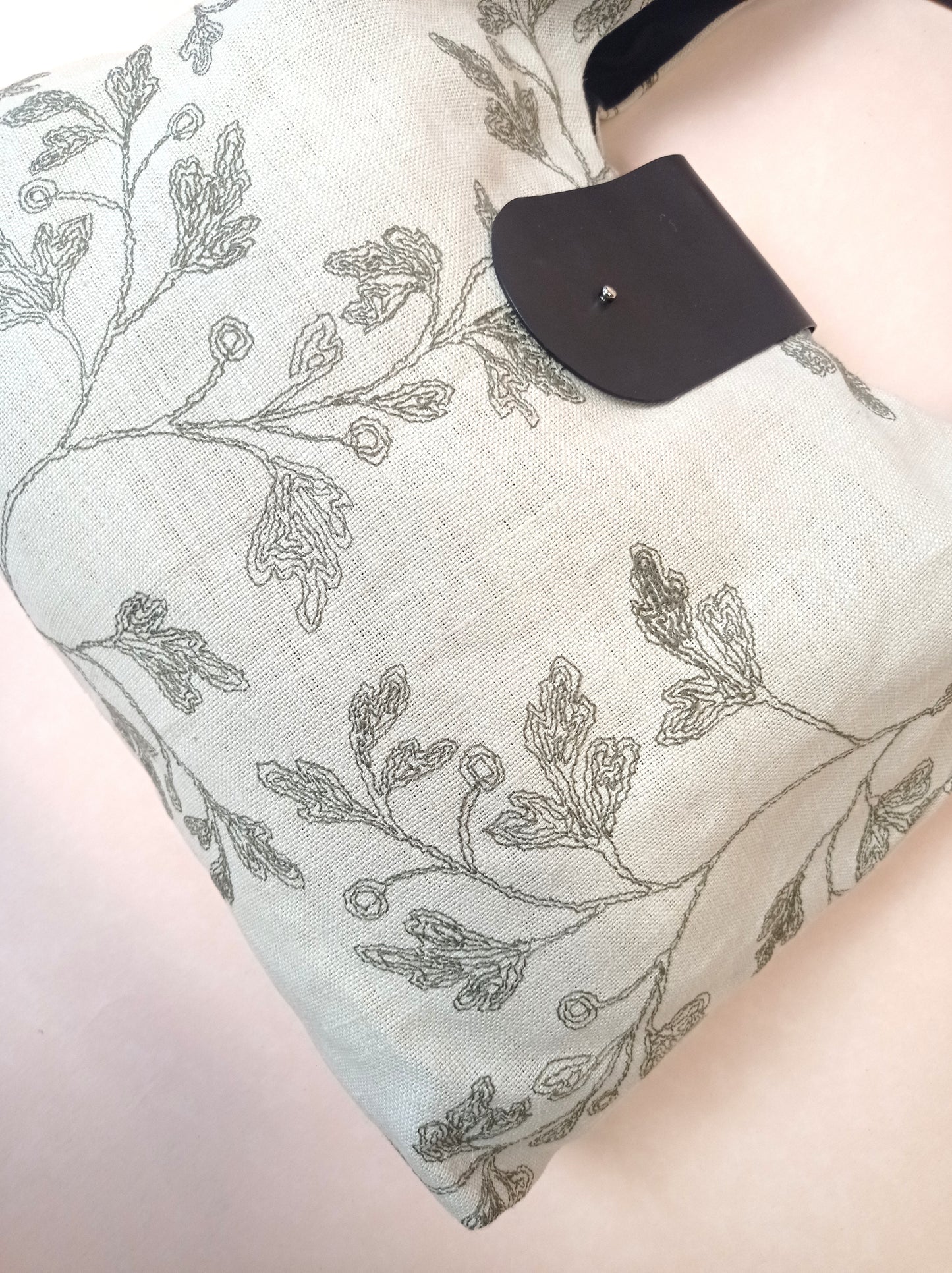 BOLSO SICILIA CRUDO FLORAL NEGRO ASAS COLOR NEGRO