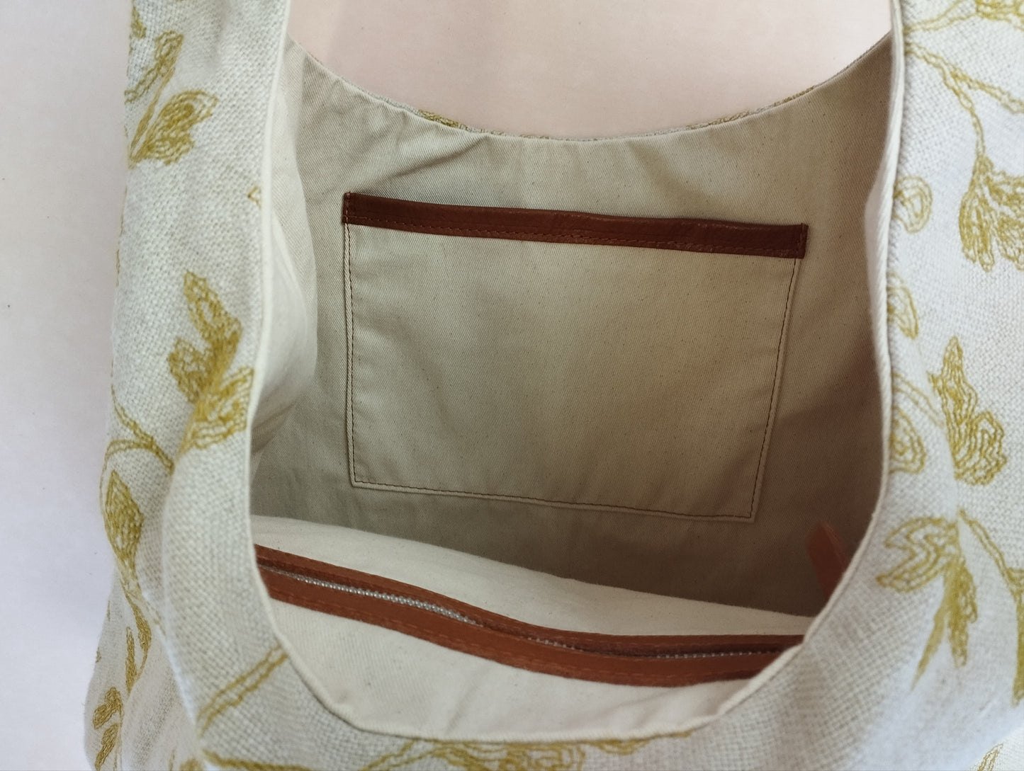 BOLSO SICILIA CRUDO FLORAL AMARILLO ASAS COLOR CAMEL