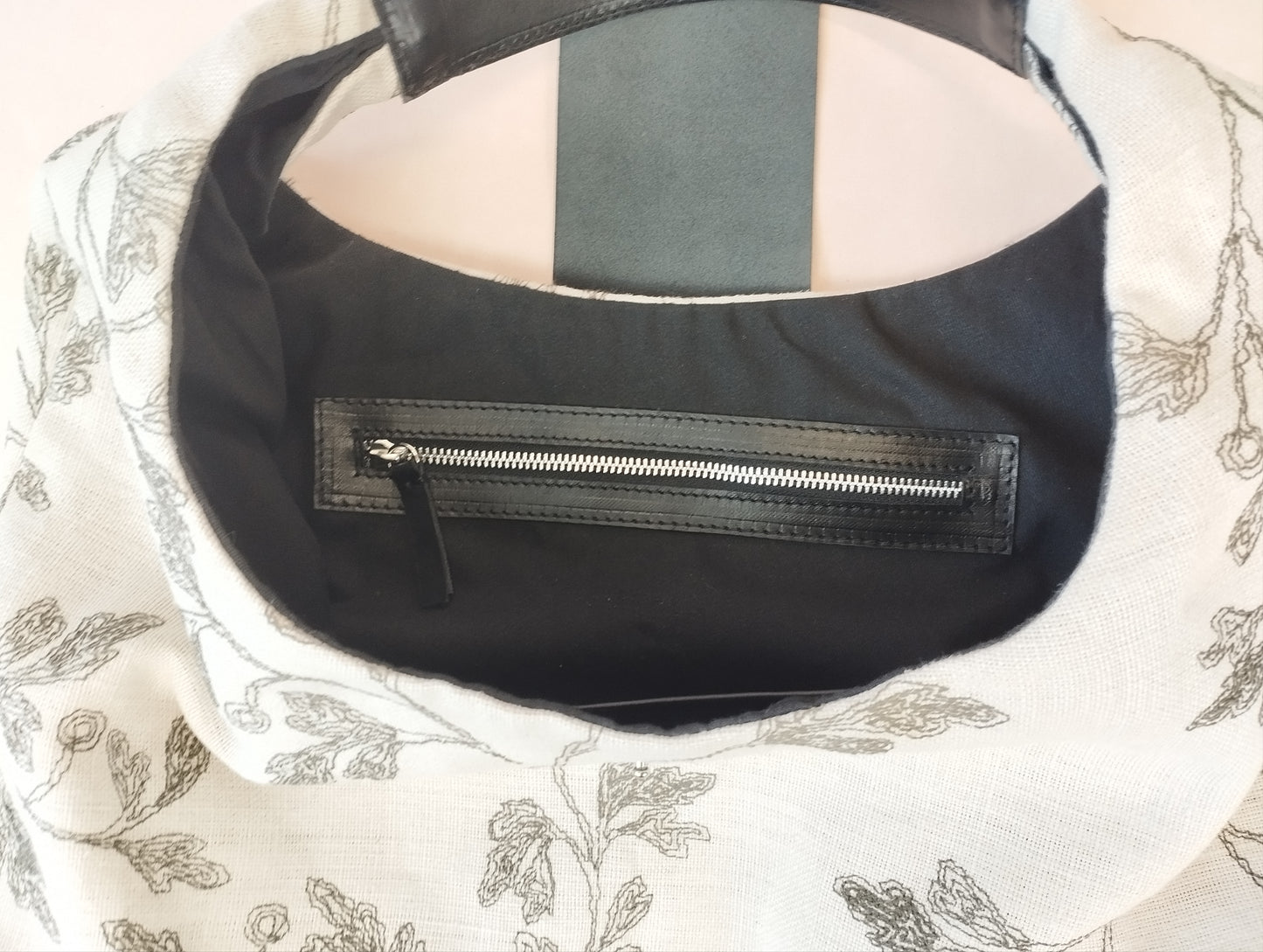 BOLSO SICILIA CRUDO FLORAL NEGRO ASAS COLOR NEGRO