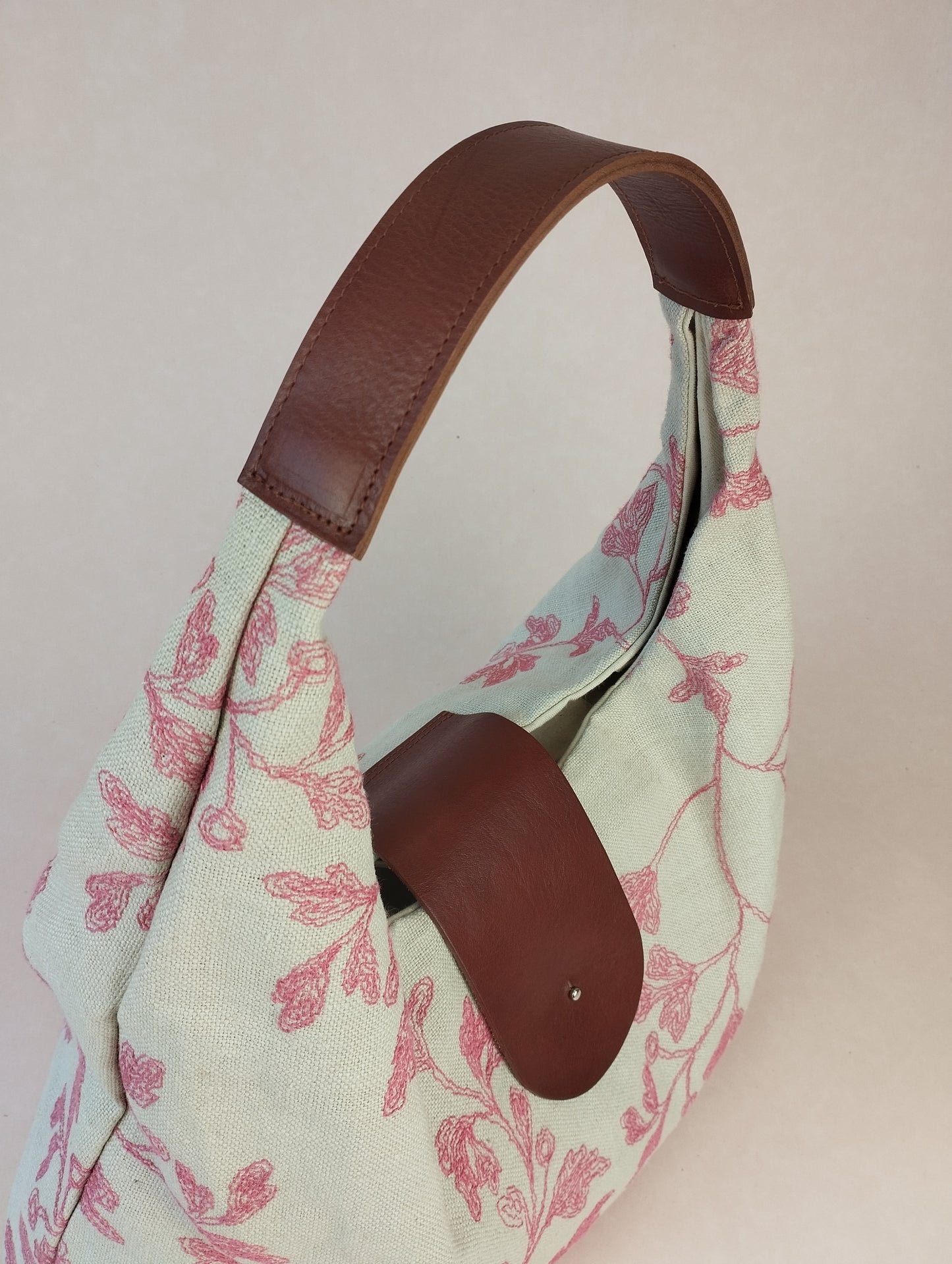 BOLSO SICILIA CRUDO FLORAL ROSA ASAS COLOR HIERRO