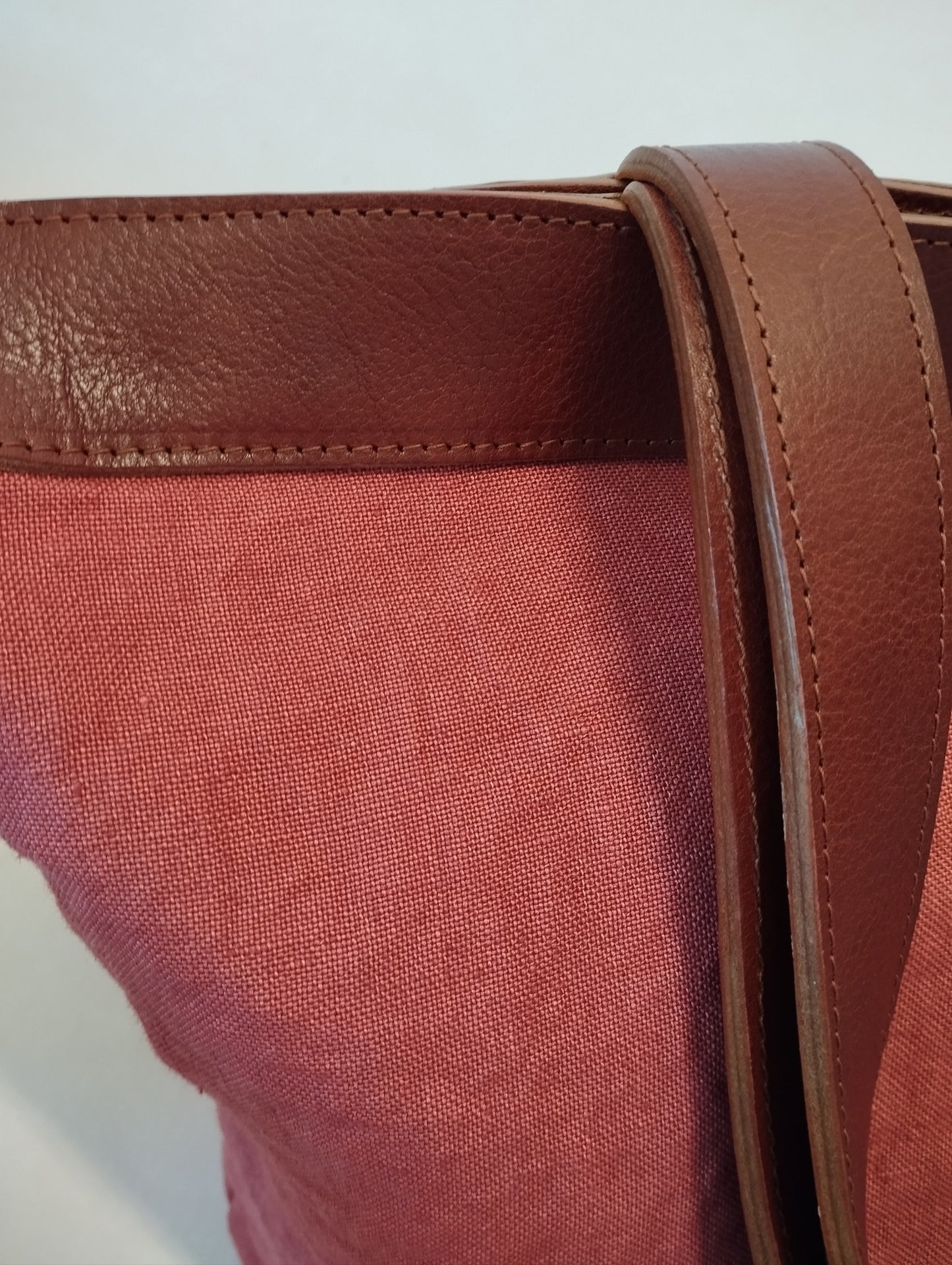 BOLSO ROMA ROJO ASAS COLOR HIERRO